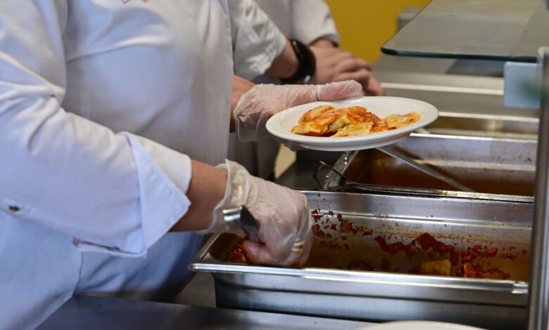 Grégoire anuncia comedor gratuito para 17.000 niños al inicio del año escolar y congelación de precios para todos los demás Grégoire anuncia comedor gratuito para 17.000 niños al inicio del año escolar y congelación de precios para todos los demás